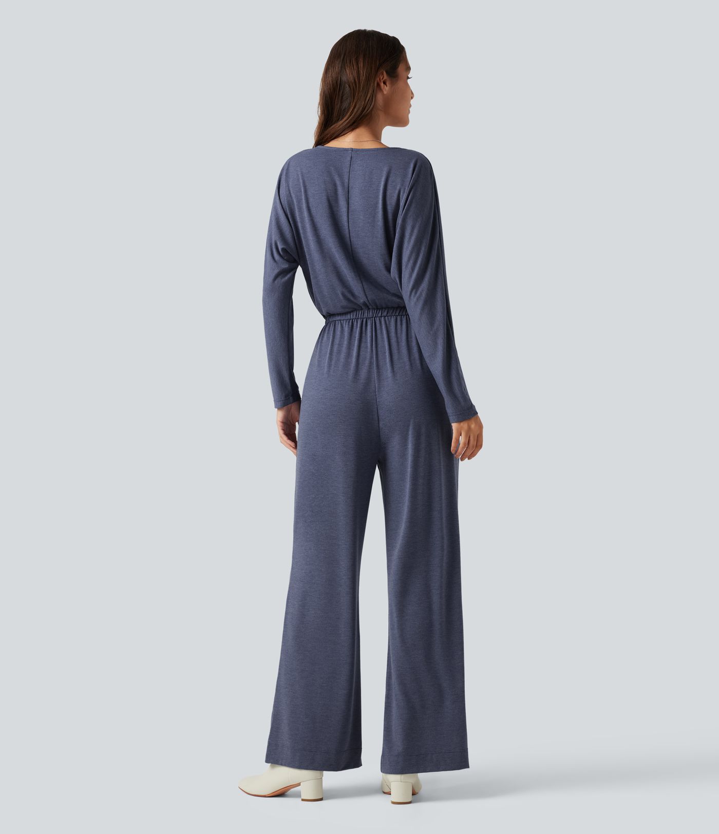 Büro-Jumpsuit mit V-Ausschnitt, Seitentaschen und langen Ärmeln Büro-Jumpsuit mit V-Ausschnitt, Seitentaschen und langen Ärmeln