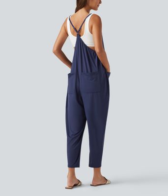 Lässiger, schmal zulaufender Umstands-Jumpsuit mit eckigem Ausschnitt und mehreren Taschen Lässiger, schmal zulaufender Umstands-Jumpsuit mit eckigem Ausschnitt und mehreren Taschen