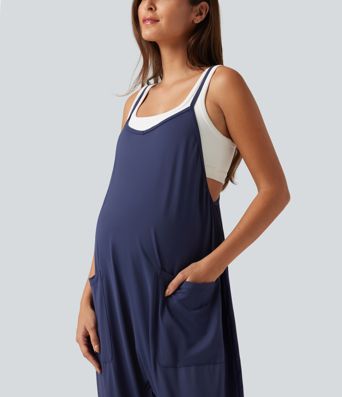 Lässiger, schmal zulaufender Umstands-Jumpsuit mit eckigem Ausschnitt und mehreren Taschen Lässiger, schmal zulaufender Umstands-Jumpsuit mit eckigem Ausschnitt und mehreren Taschen