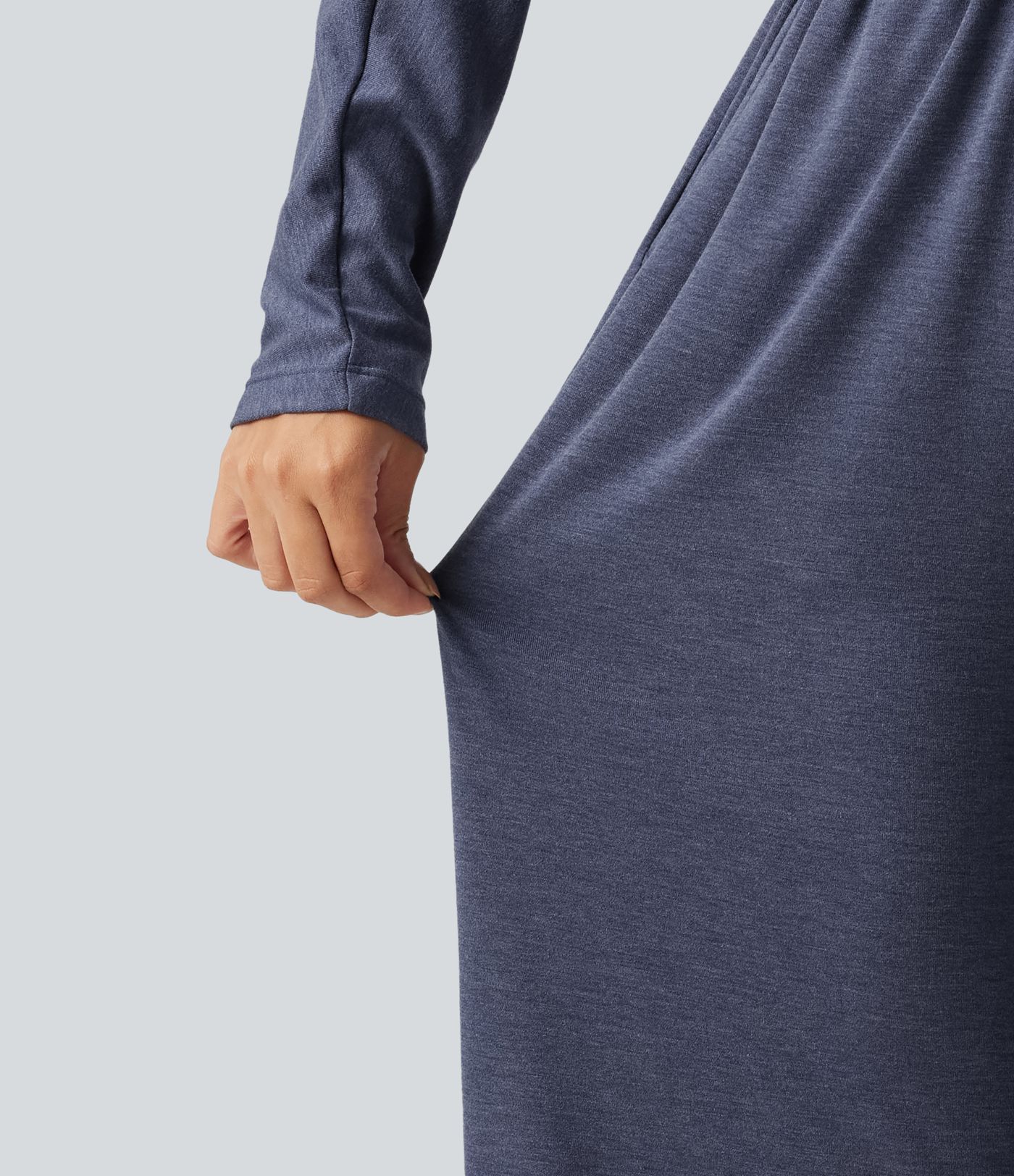 Büro-Jumpsuit mit V-Ausschnitt, Seitentaschen und langen Ärmeln Büro-Jumpsuit mit V-Ausschnitt, Seitentaschen und langen Ärmeln