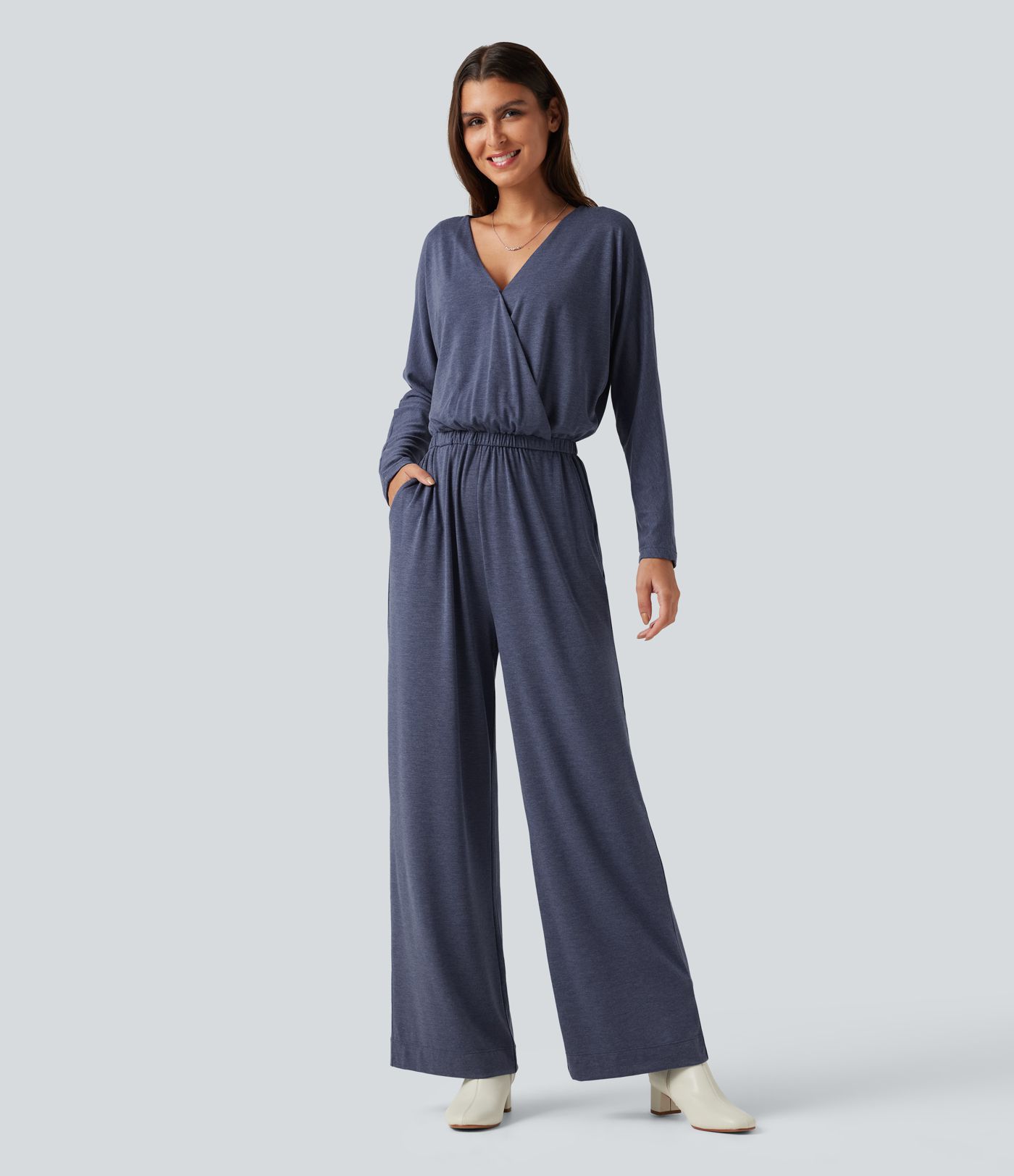 Büro-Jumpsuit mit V-Ausschnitt, Seitentaschen und langen Ärmeln Büro-Jumpsuit mit V-Ausschnitt, Seitentaschen und langen Ärmeln