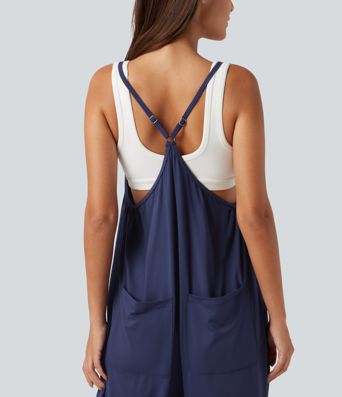Lässiger, schmal zulaufender Umstands-Jumpsuit mit eckigem Ausschnitt und mehreren Taschen Lässiger, schmal zulaufender Umstands-Jumpsuit mit eckigem Ausschnitt und mehreren Taschen