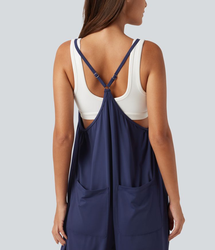 Lässiger, schmal zulaufender Umstands-Jumpsuit mit eckigem Ausschnitt und mehreren Taschen Lässiger, schmal zulaufender Umstands-Jumpsuit mit eckigem Ausschnitt und mehreren Taschen