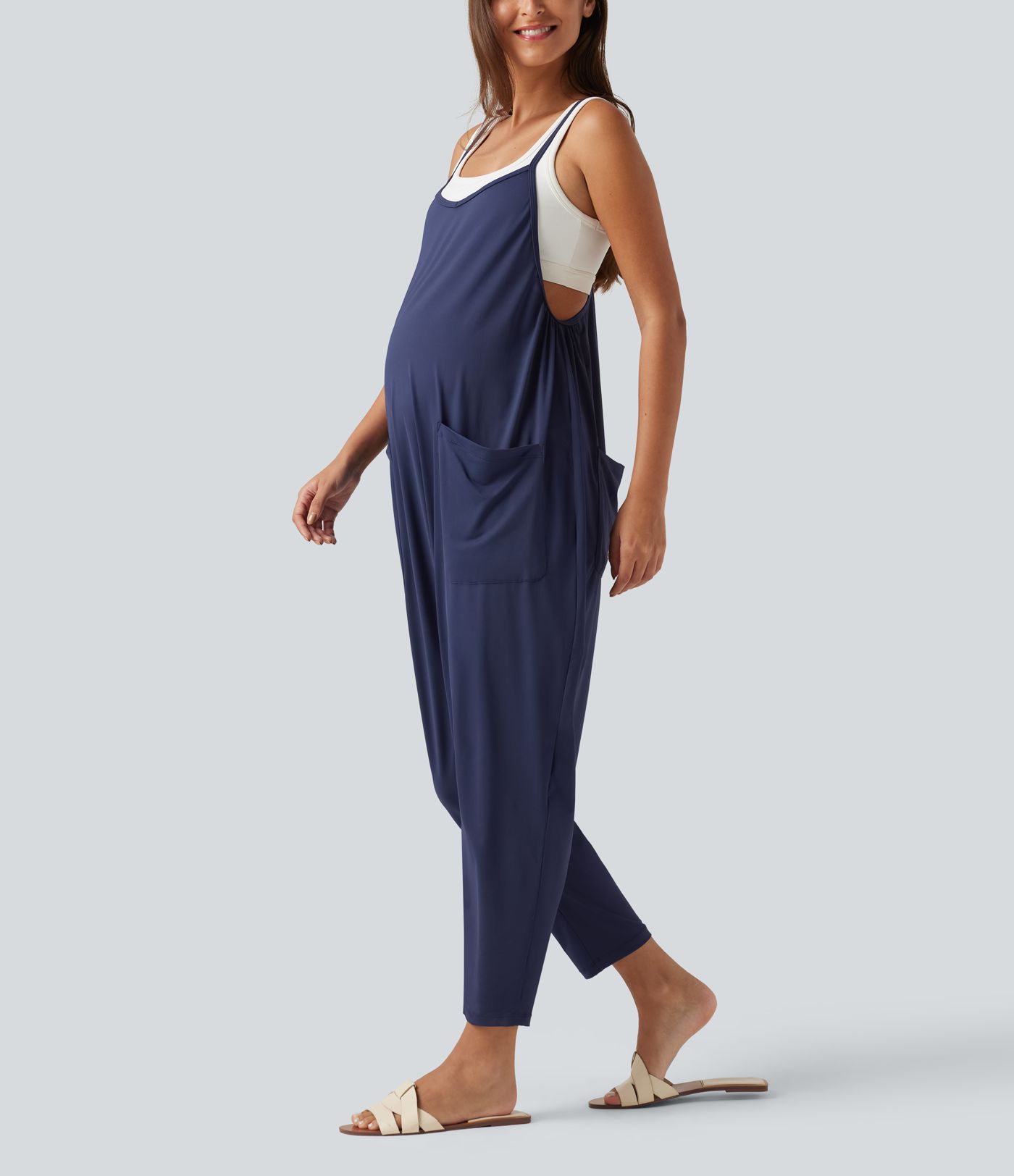 Lässiger, schmal zulaufender Umstands-Jumpsuit mit eckigem Ausschnitt und mehreren Taschen Lässiger, schmal zulaufender Umstands-Jumpsuit mit eckigem Ausschnitt und mehreren Taschen