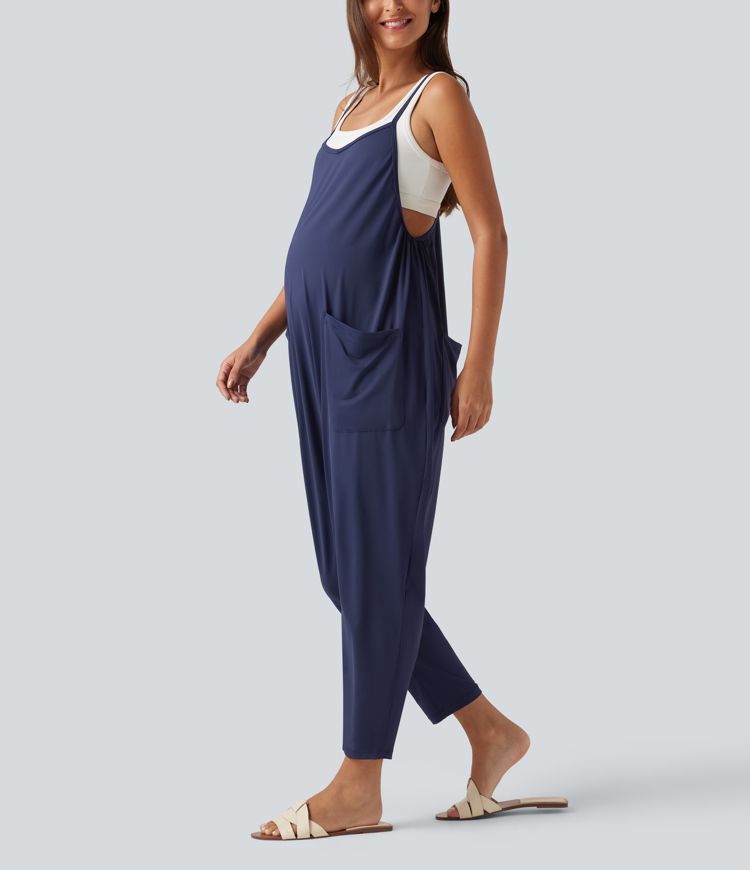 Lässiger, schmal zulaufender Umstands-Jumpsuit mit eckigem Ausschnitt und mehreren Taschen Lässiger, schmal zulaufender Umstands-Jumpsuit mit eckigem Ausschnitt und mehreren Taschen