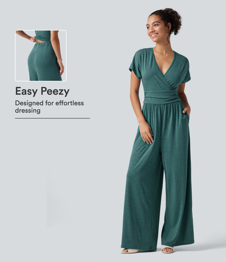 Lässiger, geraffter Jumpsuit mit V-Ausschnitt, Seitentaschen und Fledermausärmeln - Easy Peezy Edition Lässiger, geraffter Jumpsuit mit V-Ausschnitt, Seitentaschen und Fledermausärmeln - Easy Peezy Edition