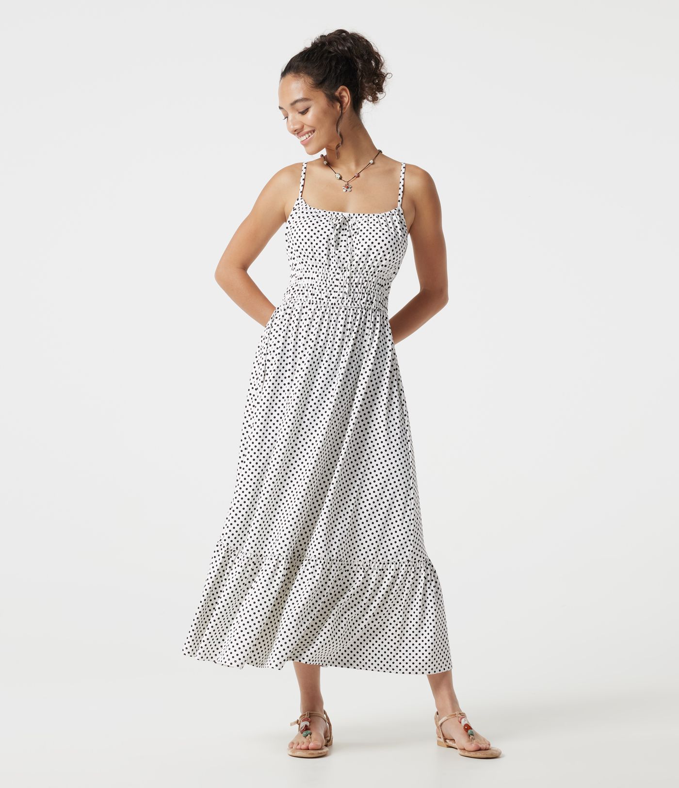 Robe nuisette midi fluide à pois avec lien à nouer à l’avant Robe nuisette midi fluide à pois avec lien à nouer à l’avant
