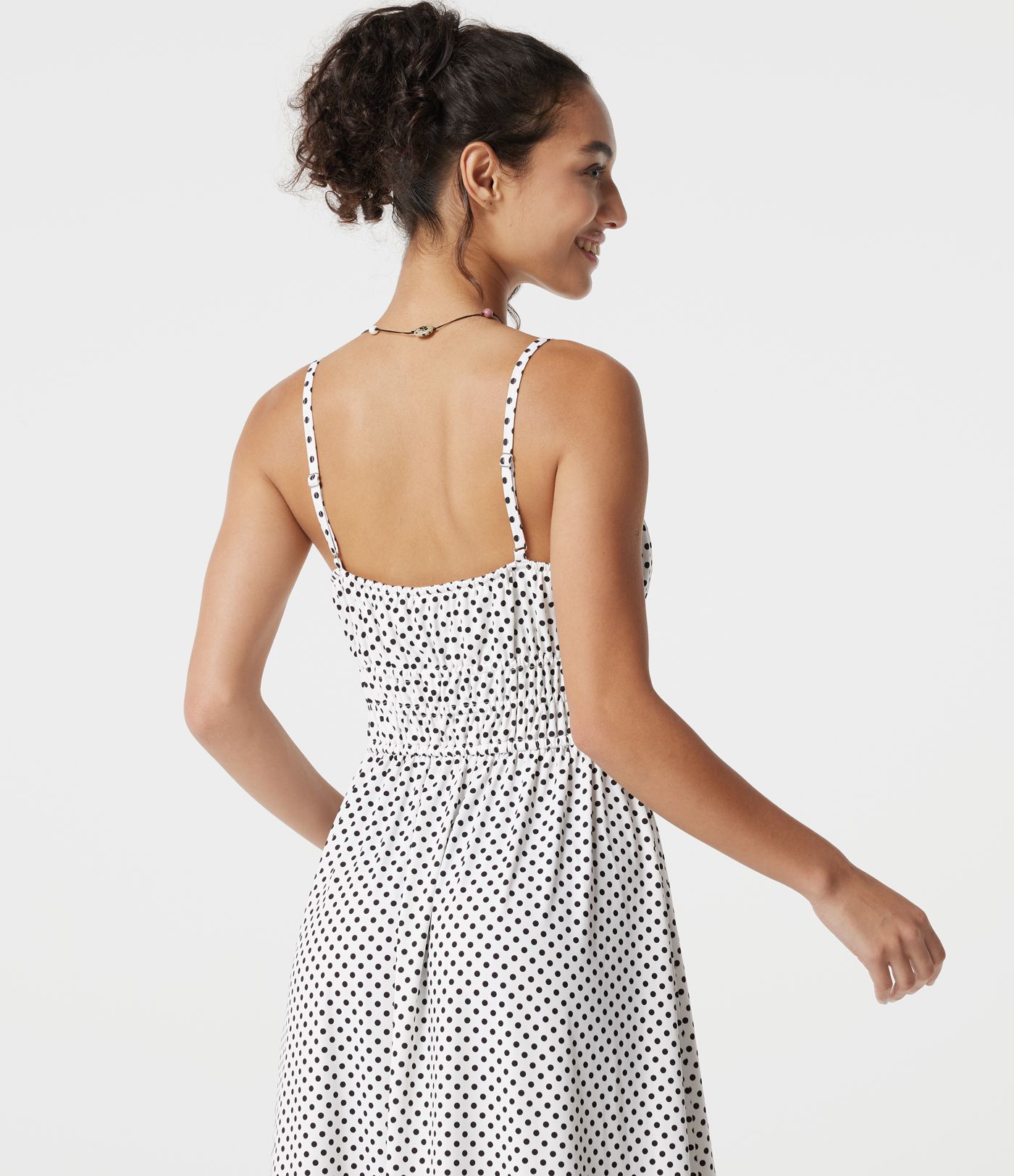 Robe nuisette midi fluide à pois avec lien à nouer à l’avant Robe nuisette midi fluide à pois avec lien à nouer à l’avant
