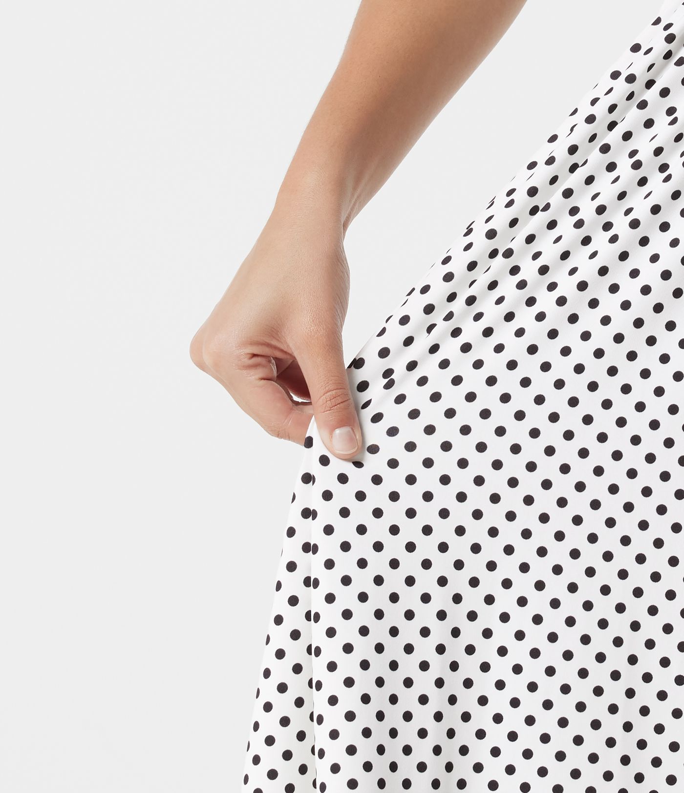 Robe nuisette midi fluide à pois avec lien à nouer à l’avant Robe nuisette midi fluide à pois avec lien à nouer à l’avant