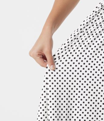 Robe nuisette midi fluide à pois avec lien à nouer à l’avant Robe nuisette midi fluide à pois avec lien à nouer à l’avant
