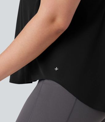 Top de running talla grande Halara UltraSculpt™ con escote redondo y bajo curvo Top de running talla grande Halara UltraSculpt™ con escote redondo y bajo curvo