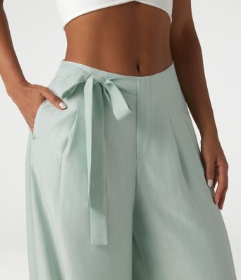 Pantalon large fluide taille haute en lin mélangé avec poches et liens latéraux Pantalon large fluide taille haute en lin mélangé avec poches et liens latéraux