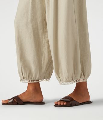 Lässige 7/8-Hose mit mittelhohem Bund, Seitentaschen, Leiterspitze und Barrel-Leg