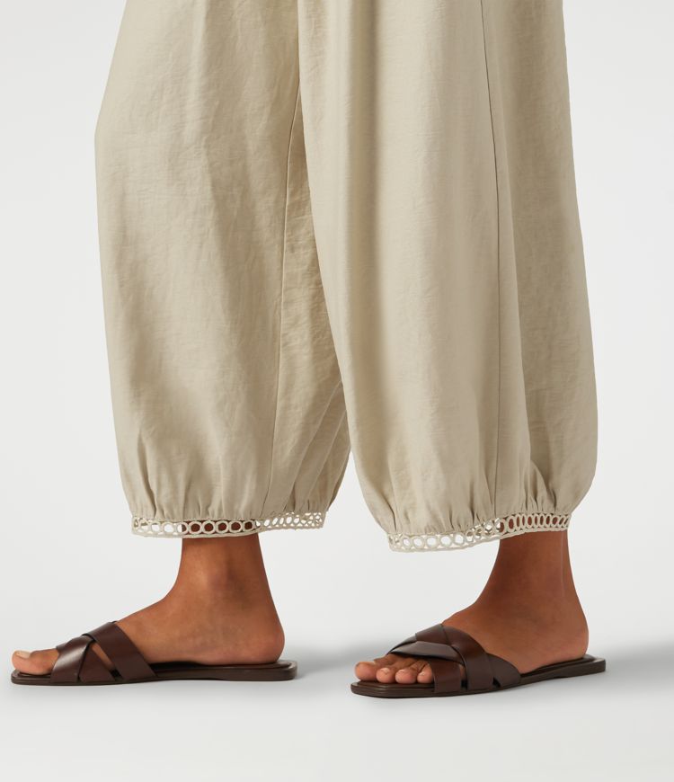 Lässige 7/8-Hose mit mittelhohem Bund, Seitentaschen, Leiterspitze und Barrel-Leg