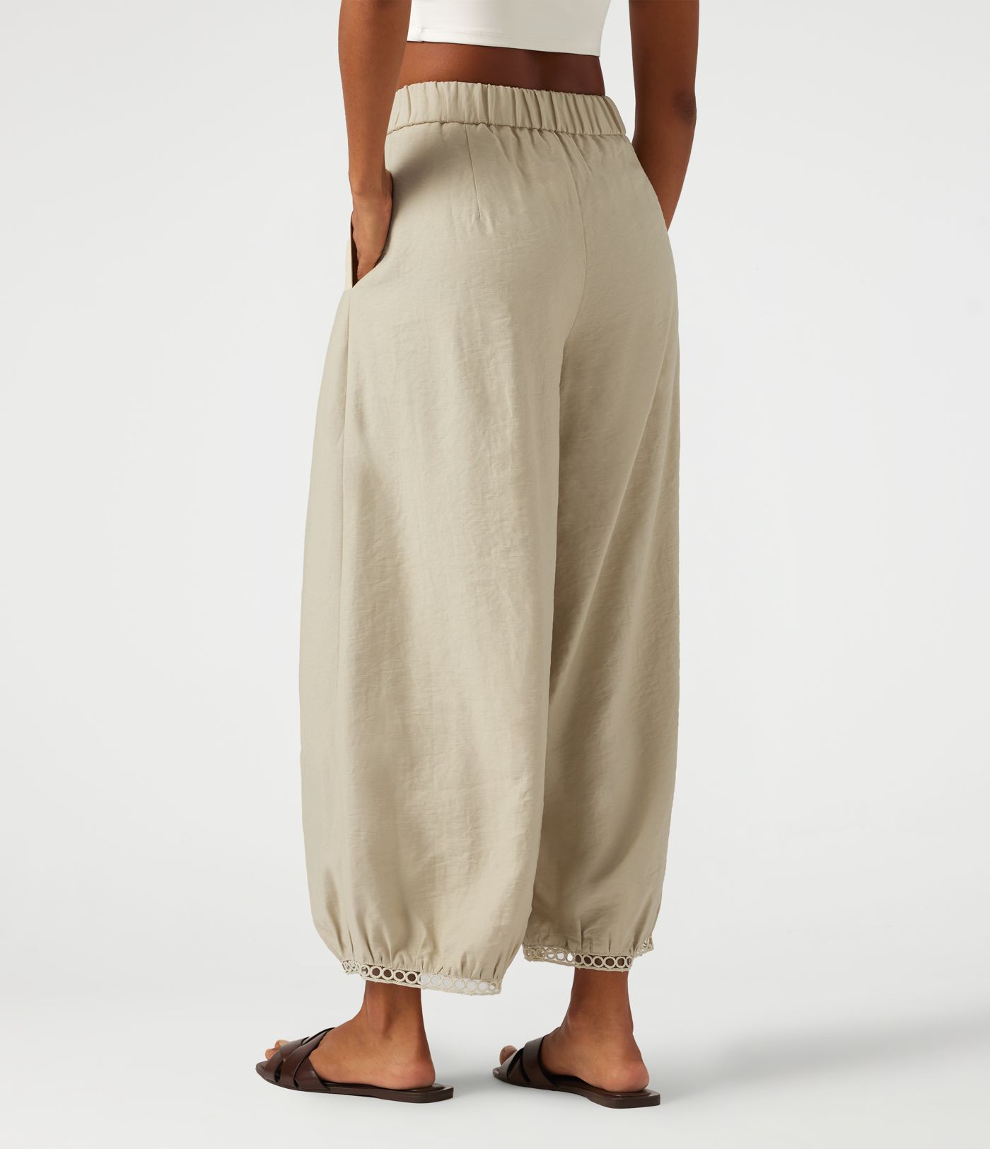 Lässige 7/8-Hose mit mittelhohem Bund, Seitentaschen, Leiterspitze und Barrel-Leg