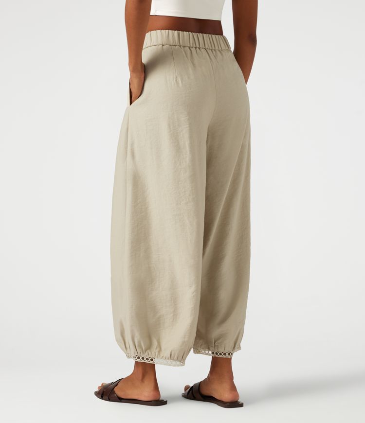Lässige 7/8-Hose mit mittelhohem Bund, Seitentaschen, Leiterspitze und Barrel-Leg