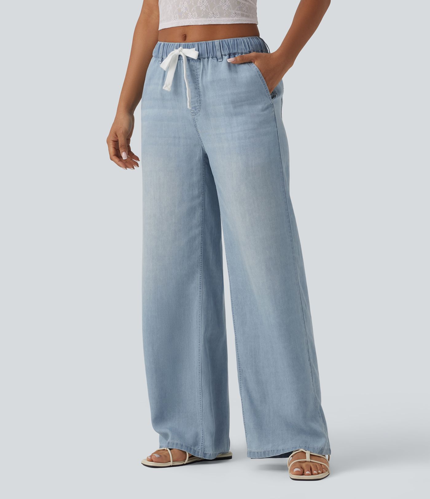 Lässige Jeans aus Lyocell mit mittelhohem Bund, mehreren Taschen und Kordelzug Lässige Jeans aus Lyocell mit mittelhohem Bund, mehreren Taschen und Kordelzug