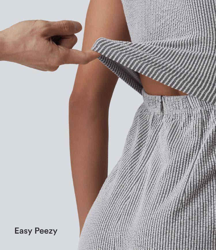 Ärmelloser Jumpsuit mit V-Ausschnitt, Seitentaschen, integriertem BH und Streifen - Easy Peezy Edition Ärmelloser Jumpsuit mit V-Ausschnitt, Seitentaschen, integriertem BH und Streifen - Easy Peezy Edition