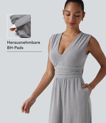 Ärmelloser Jumpsuit mit V-Ausschnitt, Seitentaschen, integriertem BH und Streifen - Easy Peezy Edition Ärmelloser Jumpsuit mit V-Ausschnitt, Seitentaschen, integriertem BH und Streifen - Easy Peezy Edition