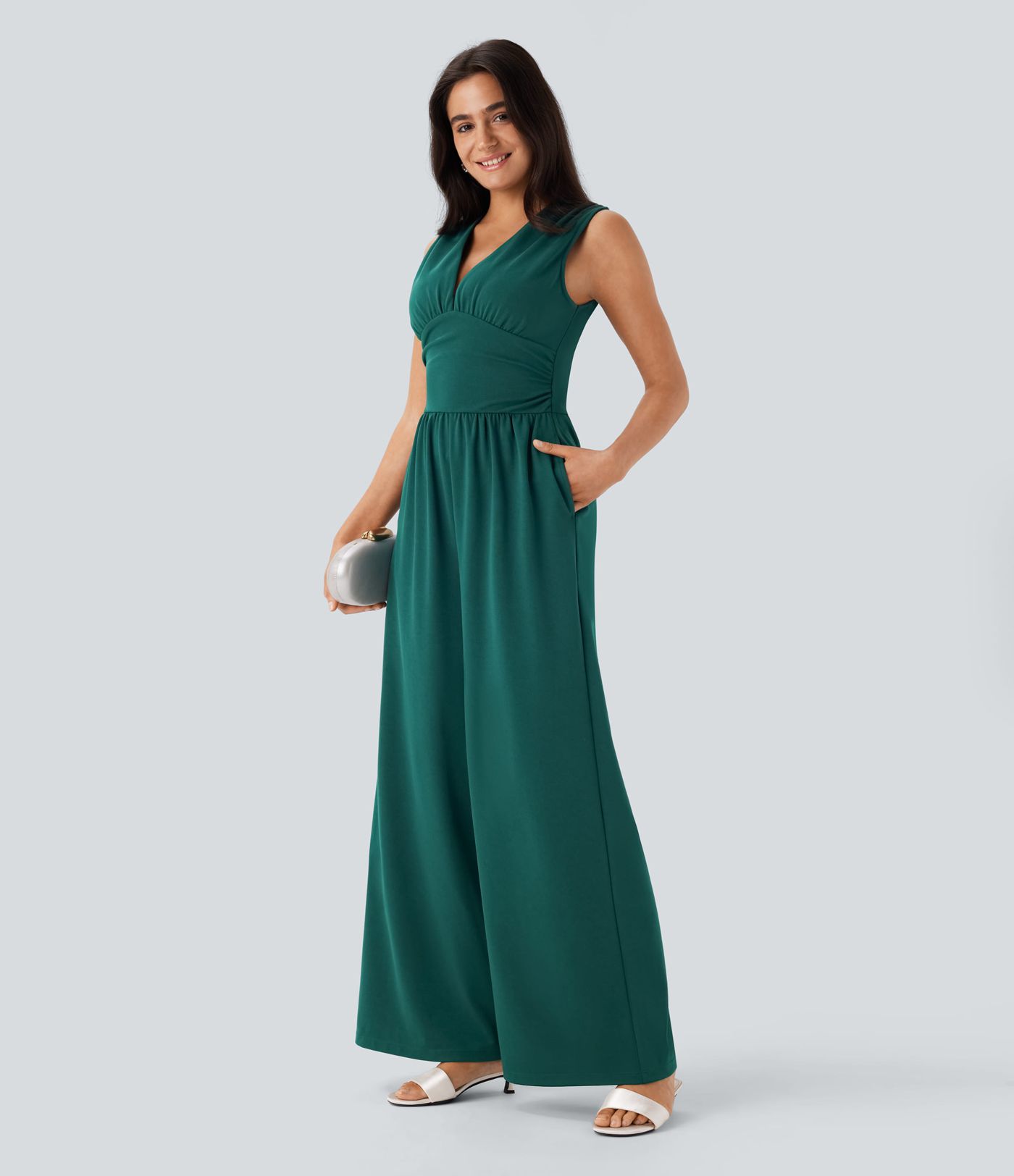 Ärmelloser, geraffter Party-Jumpsuit mit V-Ausschnitt, Seitentaschen und unsichtbarem Reißverschluss - pipi-praktisch Ärmelloser, geraffter Party-Jumpsuit mit V-Ausschnitt, Seitentaschen und unsichtbarem Reißverschluss - pipi-praktisch