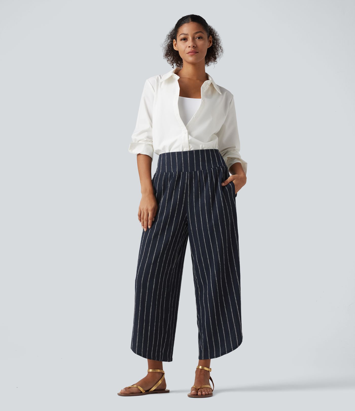 Lässige Hose mit hohem Bund, mehreren Taschen, Streifen und abgerundetem Saum