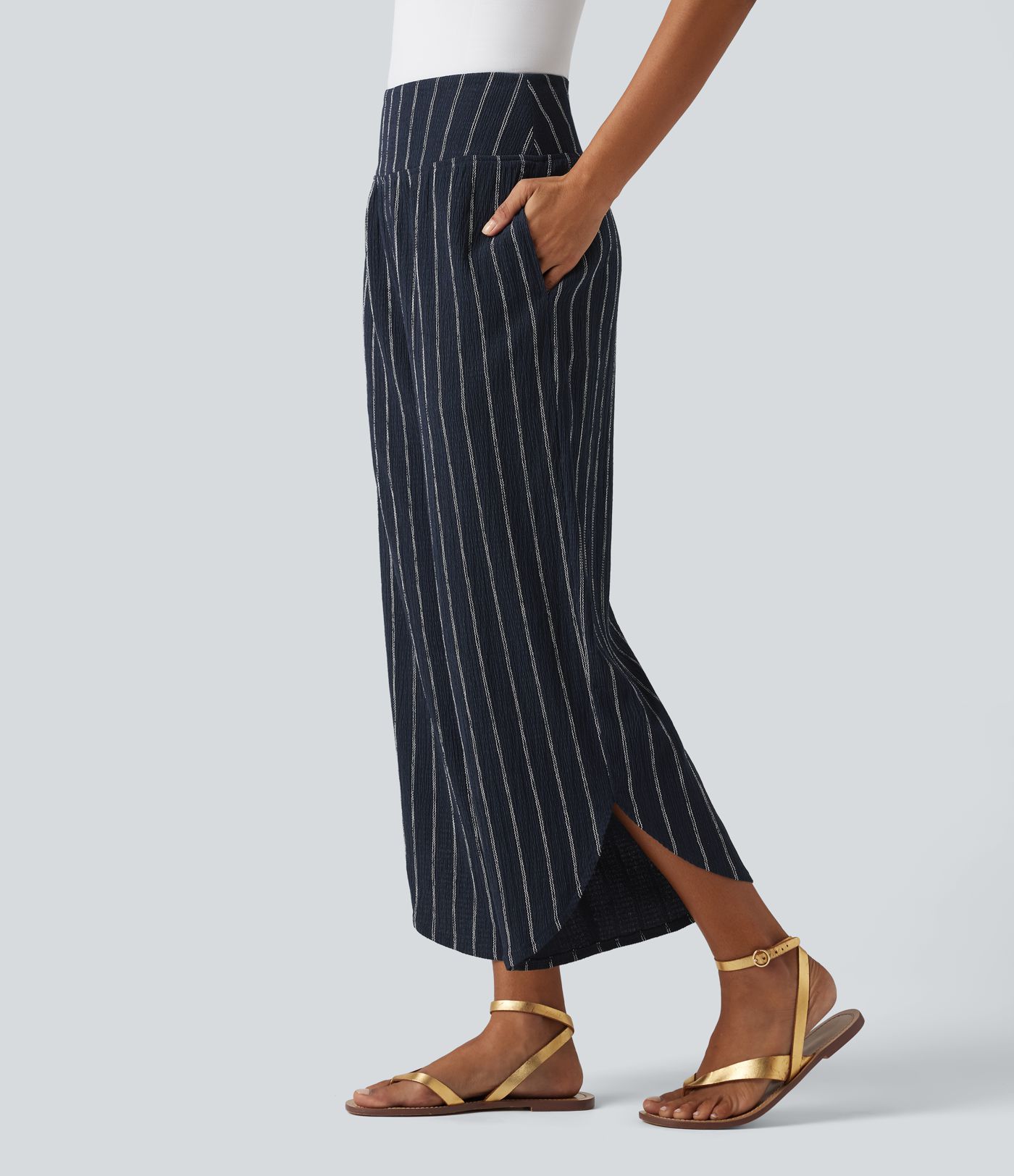 Lässige Hose mit hohem Bund, mehreren Taschen, Streifen und abgerundetem Saum