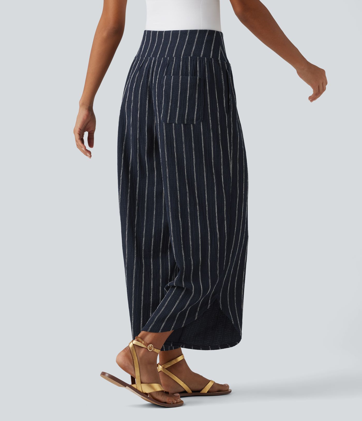 Lässige Hose mit hohem Bund, mehreren Taschen, Streifen und abgerundetem Saum