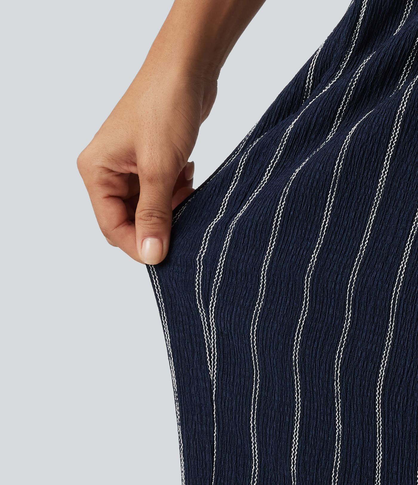 Lässige Hose mit hohem Bund, mehreren Taschen, Streifen und abgerundetem Saum