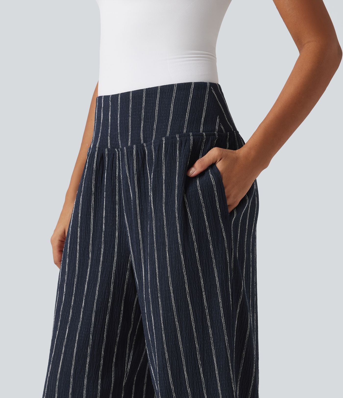 Lässige Hose mit hohem Bund, mehreren Taschen, Streifen und abgerundetem Saum