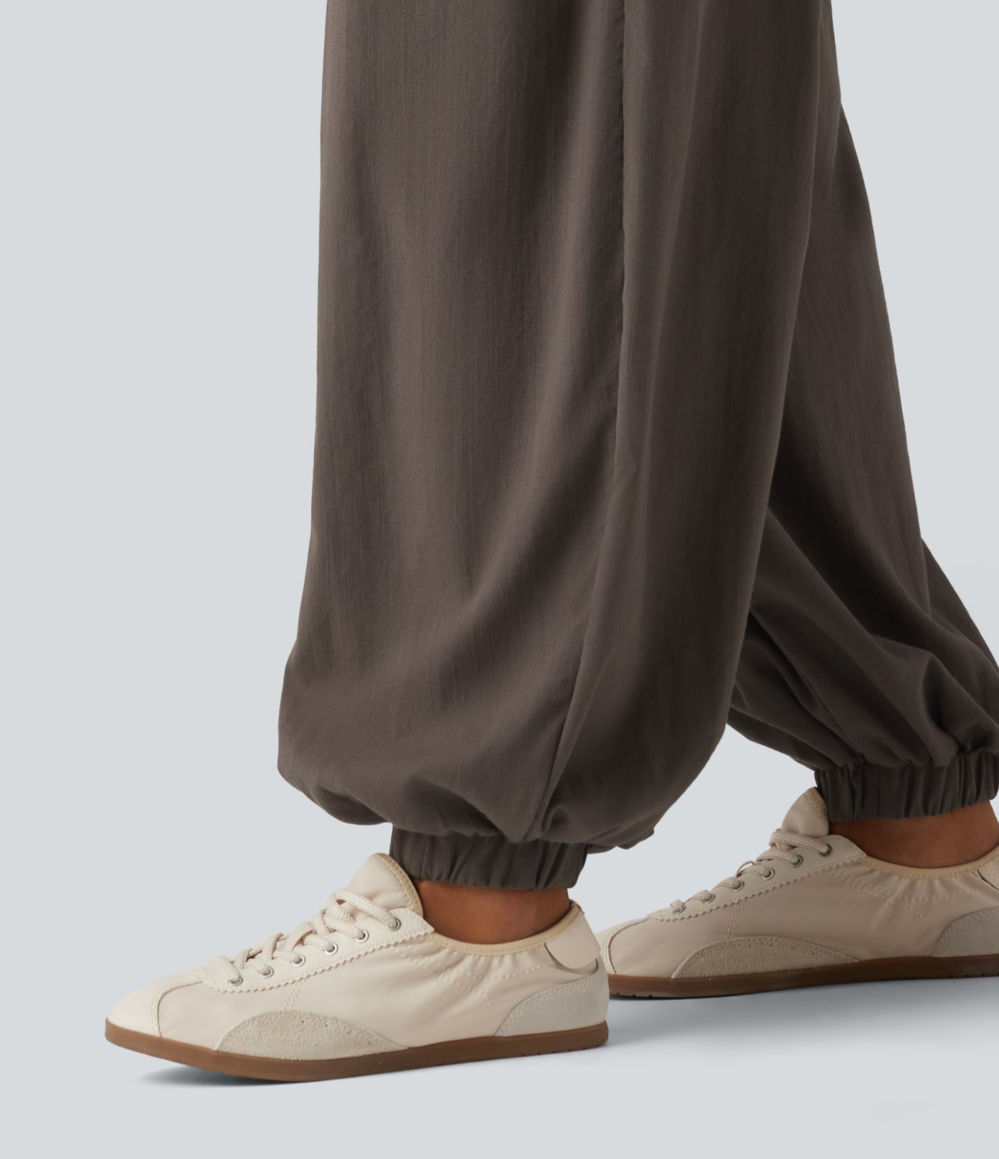 Lässige, geraffte Baggy-Joggers in Leinenoptik mit hohem Bund und Seitentaschen Lässige, geraffte Baggy-Joggers in Leinenoptik mit hohem Bund und Seitentaschen