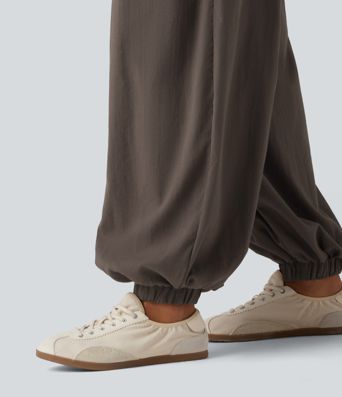 Lässige, geraffte Baggy-Joggers in Leinenoptik mit hohem Bund und Seitentaschen Lässige, geraffte Baggy-Joggers in Leinenoptik mit hohem Bund und Seitentaschen