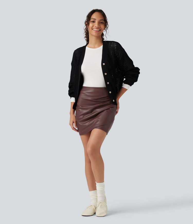 Figurbetonter, geraffter 2-in-1 Fleece-Minirock aus Kunstleder mit hohem Bund und überkreuztem Saum Figurbetonter, geraffter 2-in-1 Fleece-Minirock aus Kunstleder mit hohem Bund und überkreuztem Saum