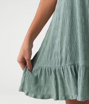 Lässiges, ärmelloses Minikleid mit Rundhalsausschnitt, integriertem BH und Rüschensaum