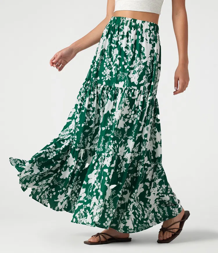 Midnight Foliage Falda maxi de talle alto con estampado floral, de capas (tiered), estilo resort y corte fluido / 2
