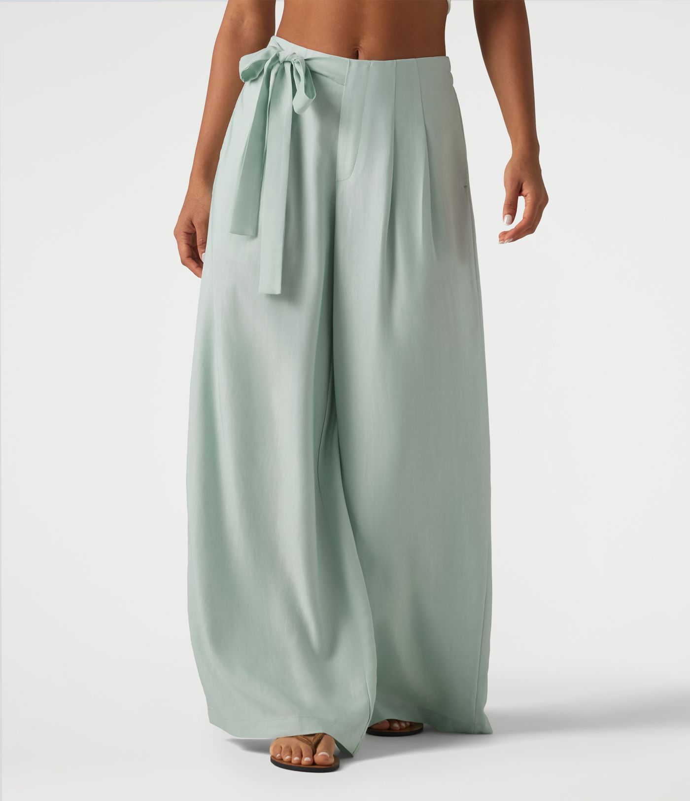 Hoch taillierte, seitlich gebundene, weit geschnittene Hose aus Leinenmischung mit Taschen Hoch taillierte, seitlich gebundene, weit geschnittene Hose aus Leinenmischung mit Taschen