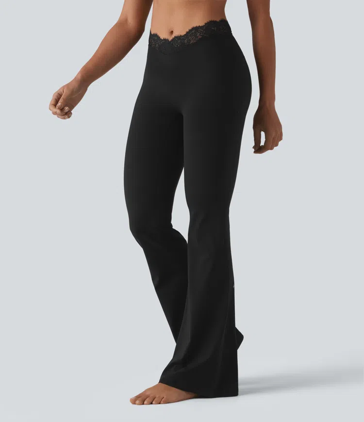 Halara UltraSculpt™ V-förmige, hoch geschnittene Flare-Yoga-Leggings mit kontrastierender Spitze und Taschen