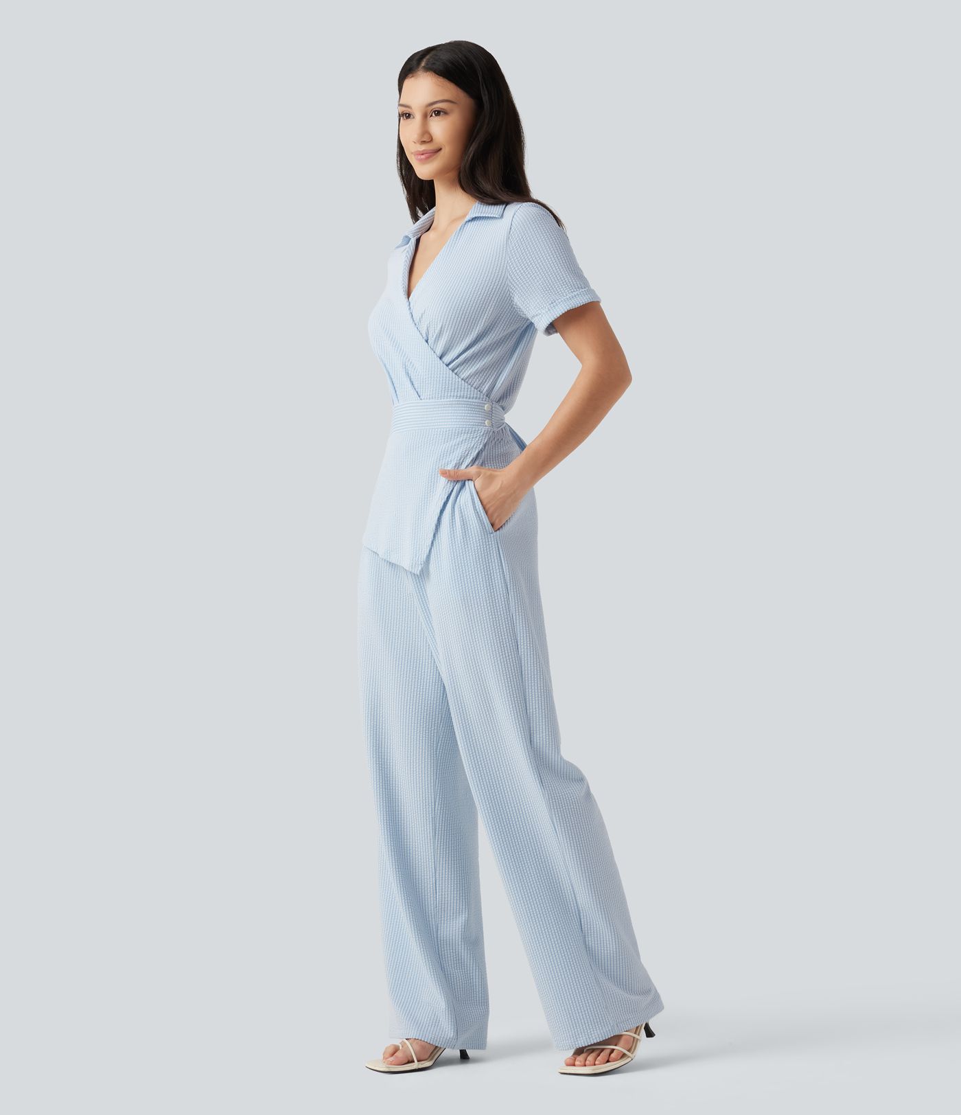 Combinaison-chemise accès facile Easy Peasy en coton froissé rayé à manches courtes, cache-cœur, lien au dos et poches