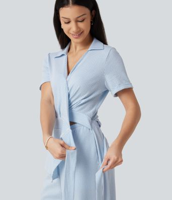Combinaison-chemise accès facile Easy Peasy en coton froissé rayé à manches courtes, cache-cœur, lien au dos et poches