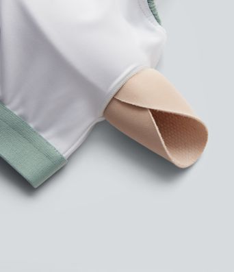 Robe mini sans manches à encolure arrondie avec ourlet à volants, coussinets amovibles et bonnets E à G Robe mini sans manches à encolure arrondie avec ourlet à volants, coussinets amovibles et bonnets E à G