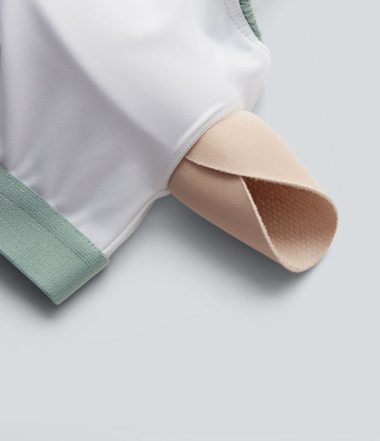 Robe mini sans manches à encolure arrondie avec ourlet à volants, coussinets amovibles et bonnets E à G Robe mini sans manches à encolure arrondie avec ourlet à volants, coussinets amovibles et bonnets E à G