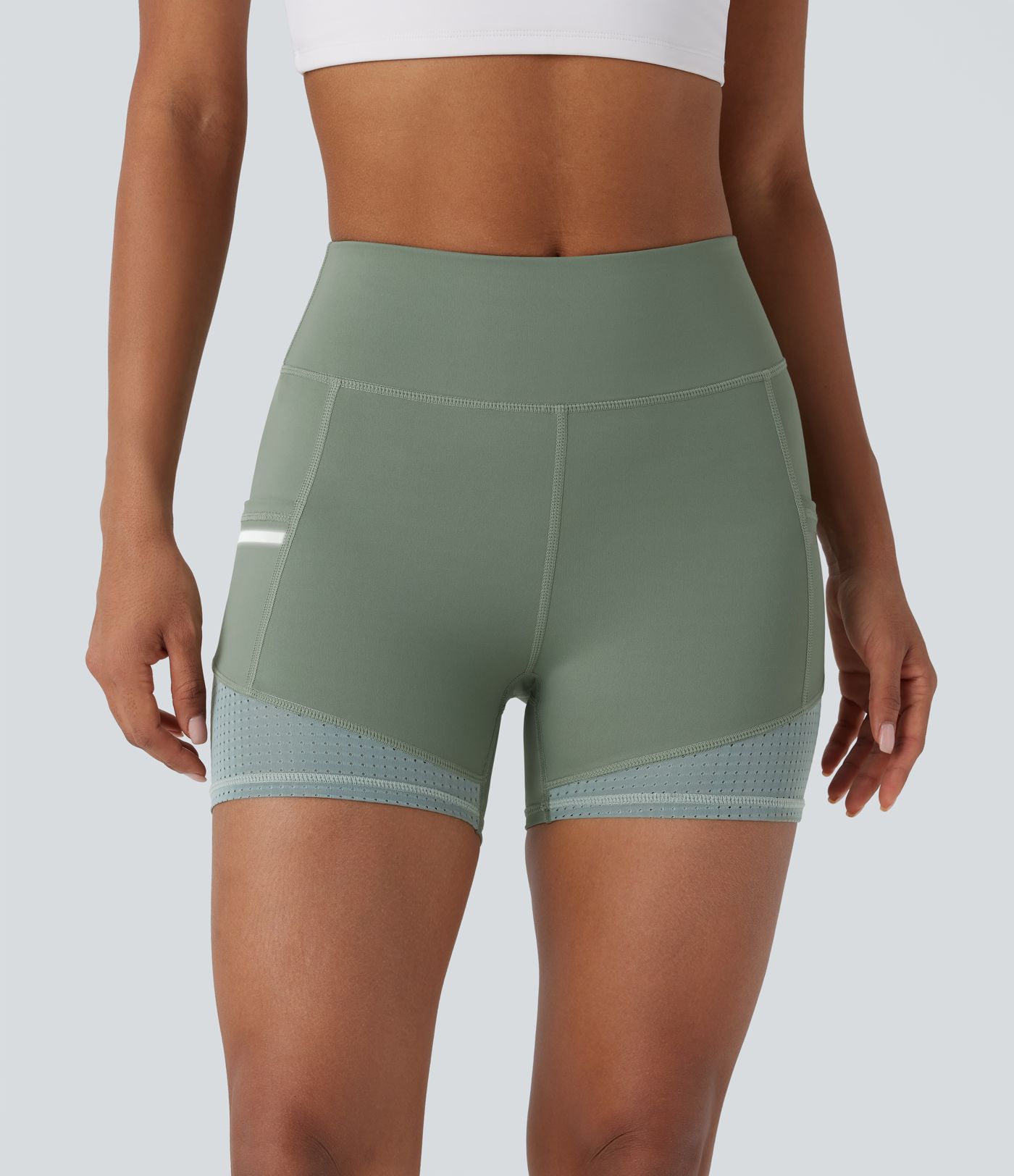 Short de sport SoftlyZero™ Airy taille haute 10 cm avec bandes réfléchissantes contrastées, empiècements ajourés et poches latérales à effet frais InstantCool