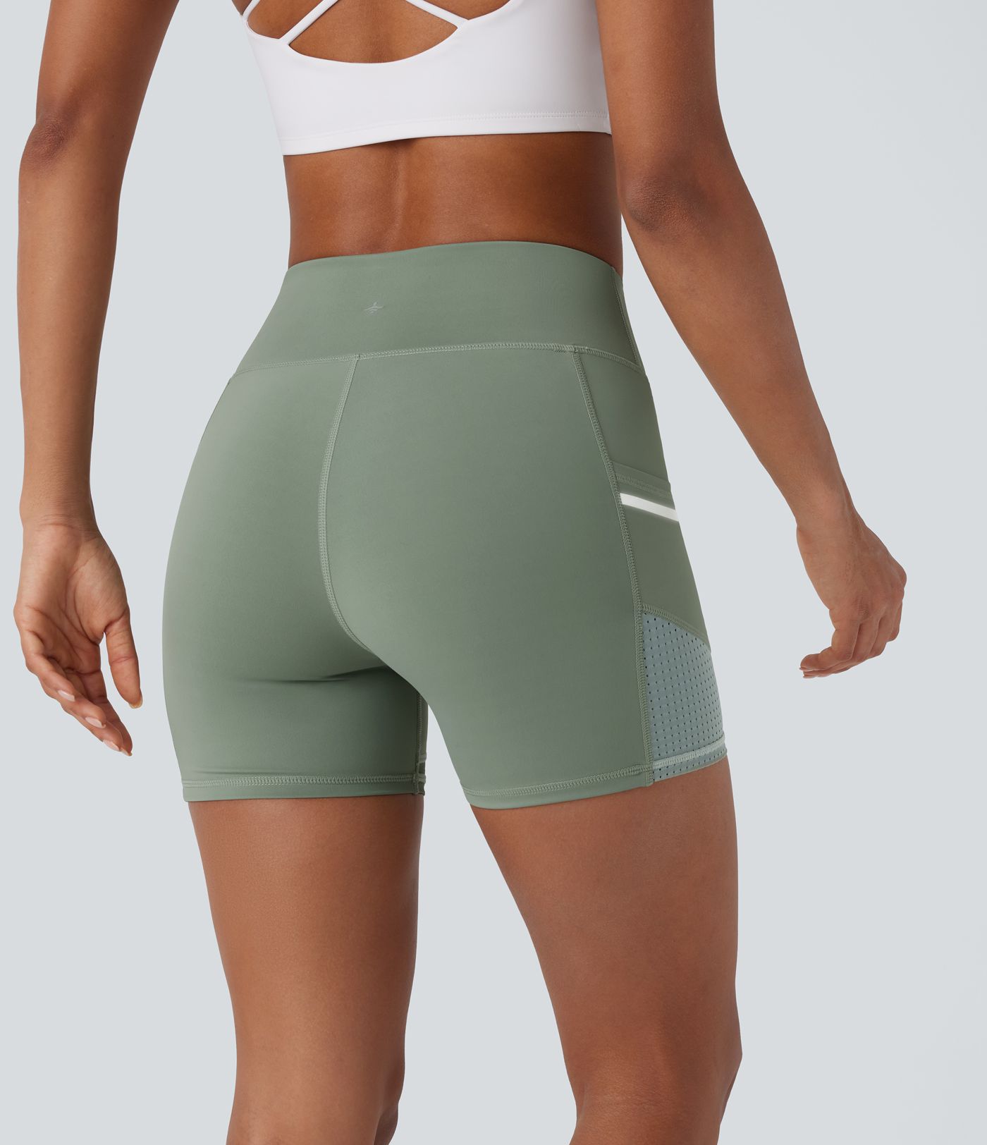 Short de sport SoftlyZero™ Airy taille haute 10 cm avec bandes réfléchissantes contrastées, empiècements ajourés et poches latérales à effet frais InstantCool
