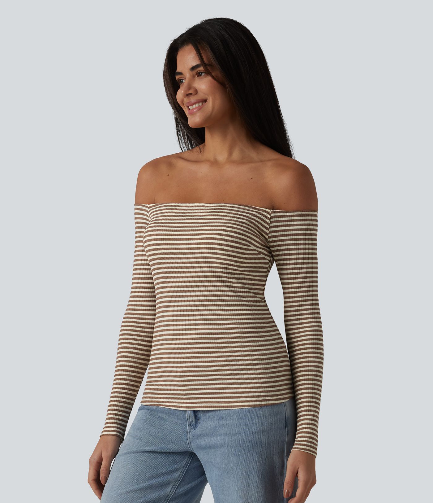 Lässiges, schulterfreies T-Shirt aus geripptem Strick mit langen Ärmeln, integriertem BH und Streifen Lässiges, schulterfreies T-Shirt aus geripptem Strick mit langen Ärmeln, integriertem BH und Streifen