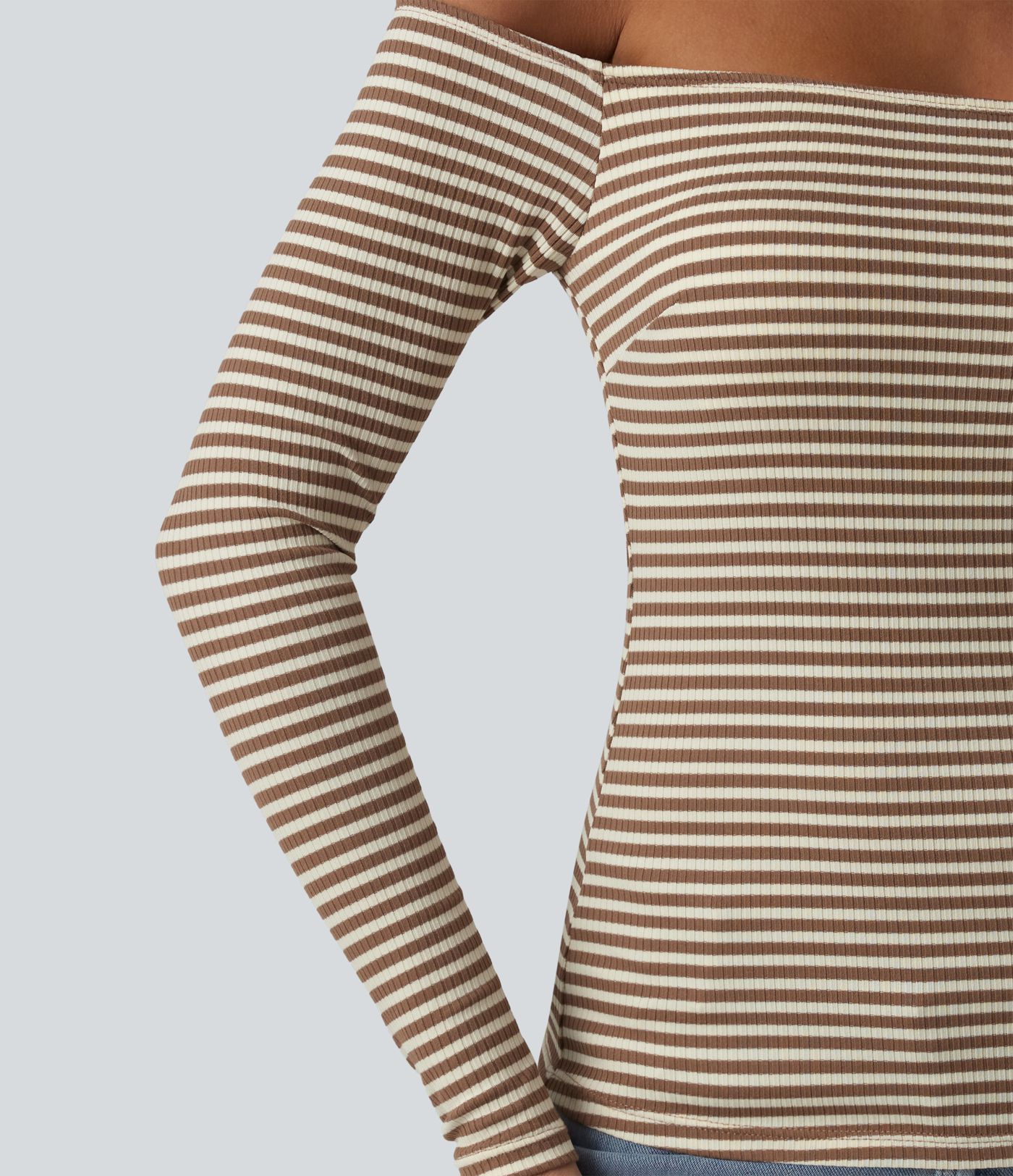 Lässiges, schulterfreies T-Shirt aus geripptem Strick mit langen Ärmeln, integriertem BH und Streifen Lässiges, schulterfreies T-Shirt aus geripptem Strick mit langen Ärmeln, integriertem BH und Streifen