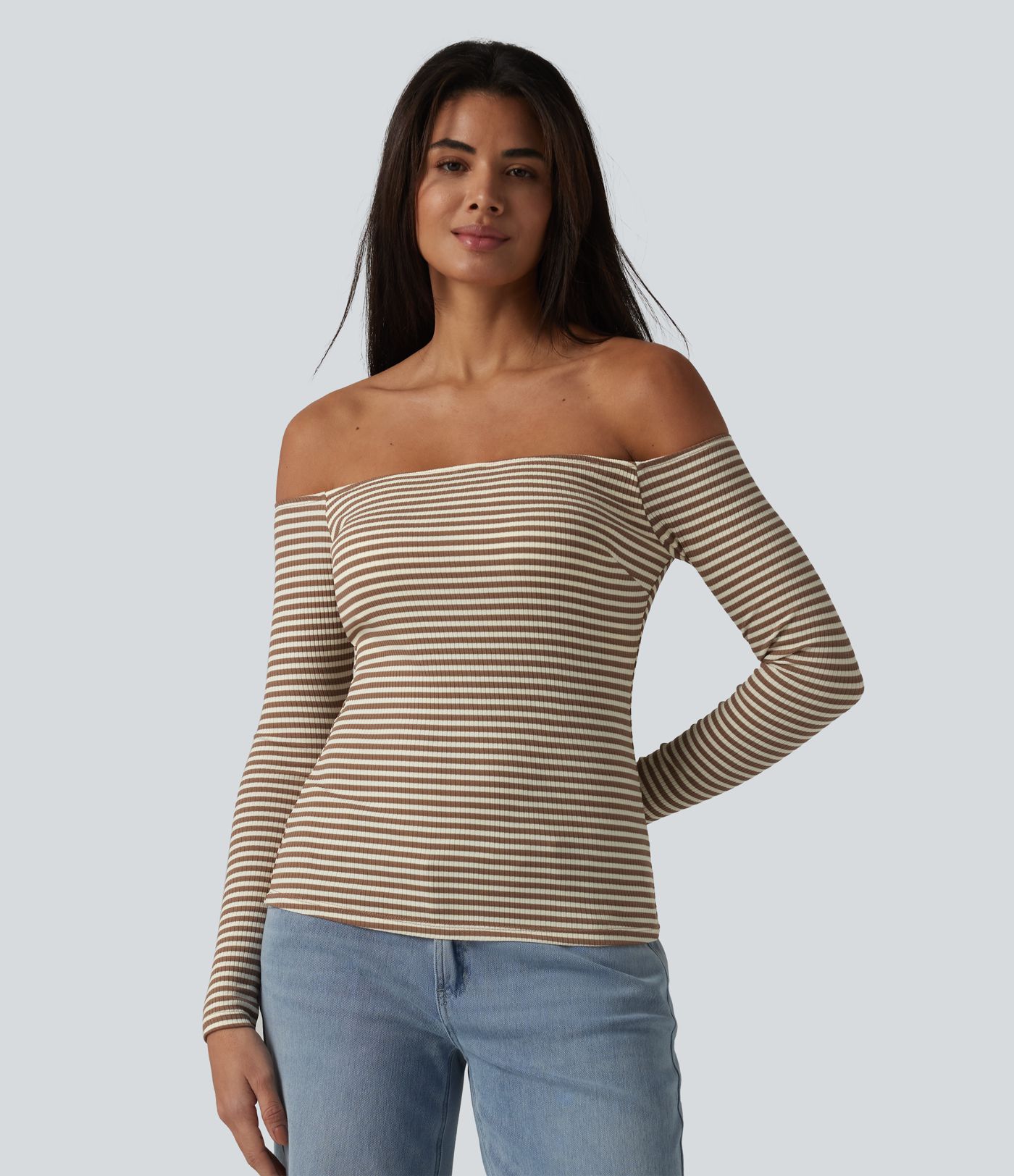 Lässiges, schulterfreies T-Shirt aus geripptem Strick mit langen Ärmeln, integriertem BH und Streifen Lässiges, schulterfreies T-Shirt aus geripptem Strick mit langen Ärmeln, integriertem BH und Streifen