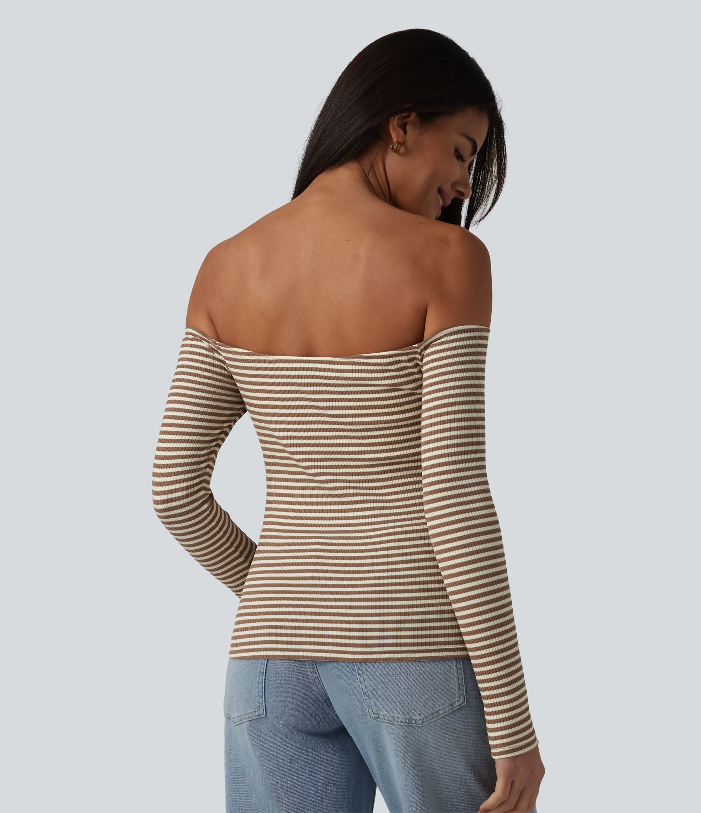 Lässiges, schulterfreies T-Shirt aus geripptem Strick mit langen Ärmeln, integriertem BH und Streifen Lässiges, schulterfreies T-Shirt aus geripptem Strick mit langen Ärmeln, integriertem BH und Streifen