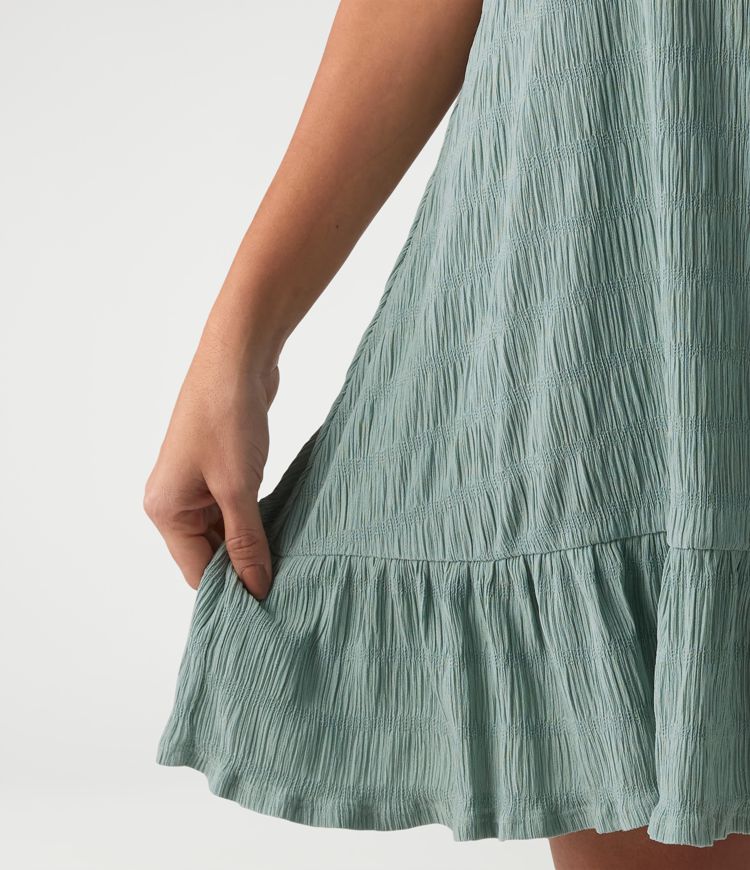 Lässiges, ärmelloses Minikleid mit Rundhalsausschnitt, integriertem BH und Rüschensaum