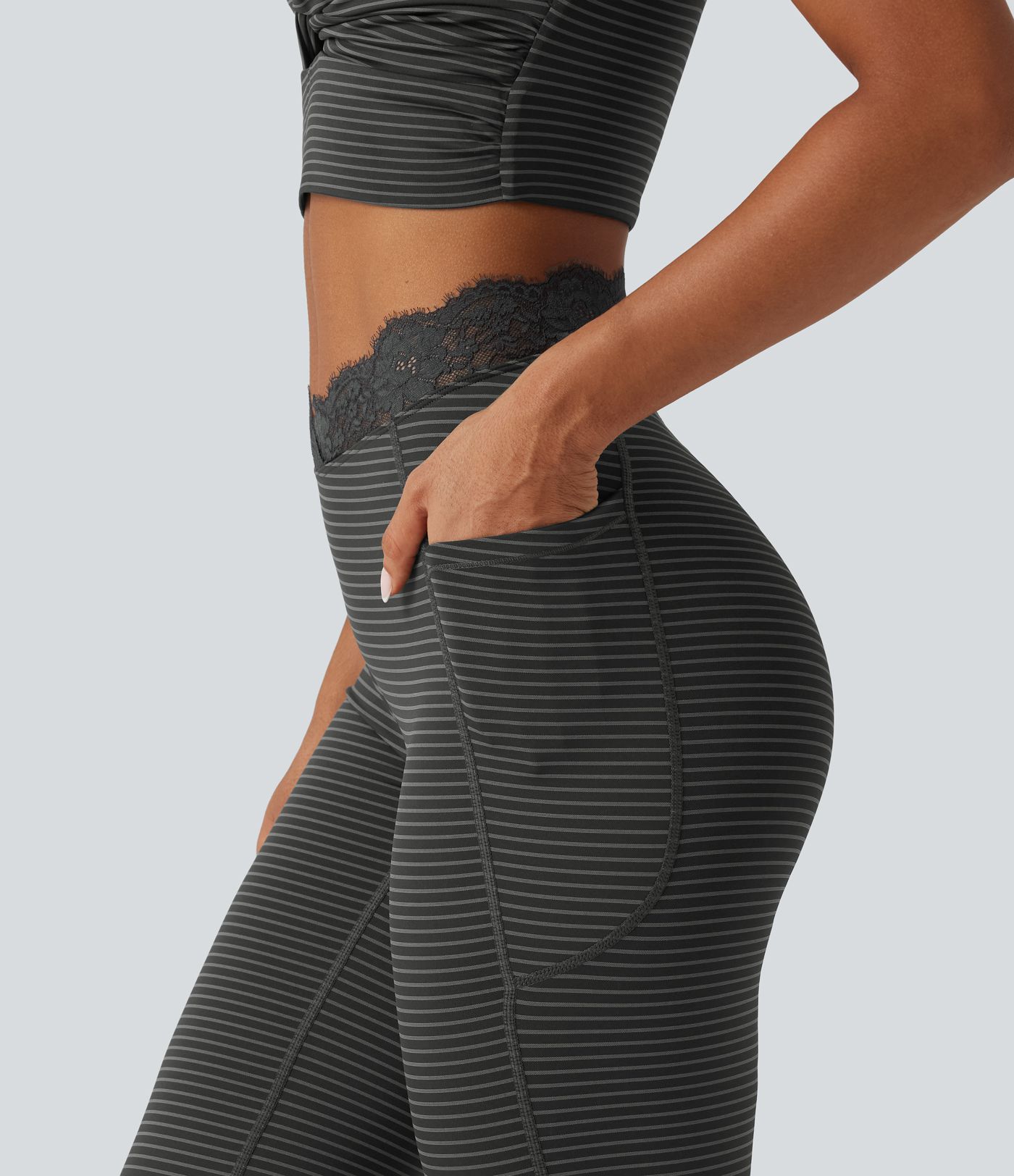 Flare-Yoga-Leggings mit hohem V-förmigem Bund, Seitentaschen, Kontrastspitze und Streifen