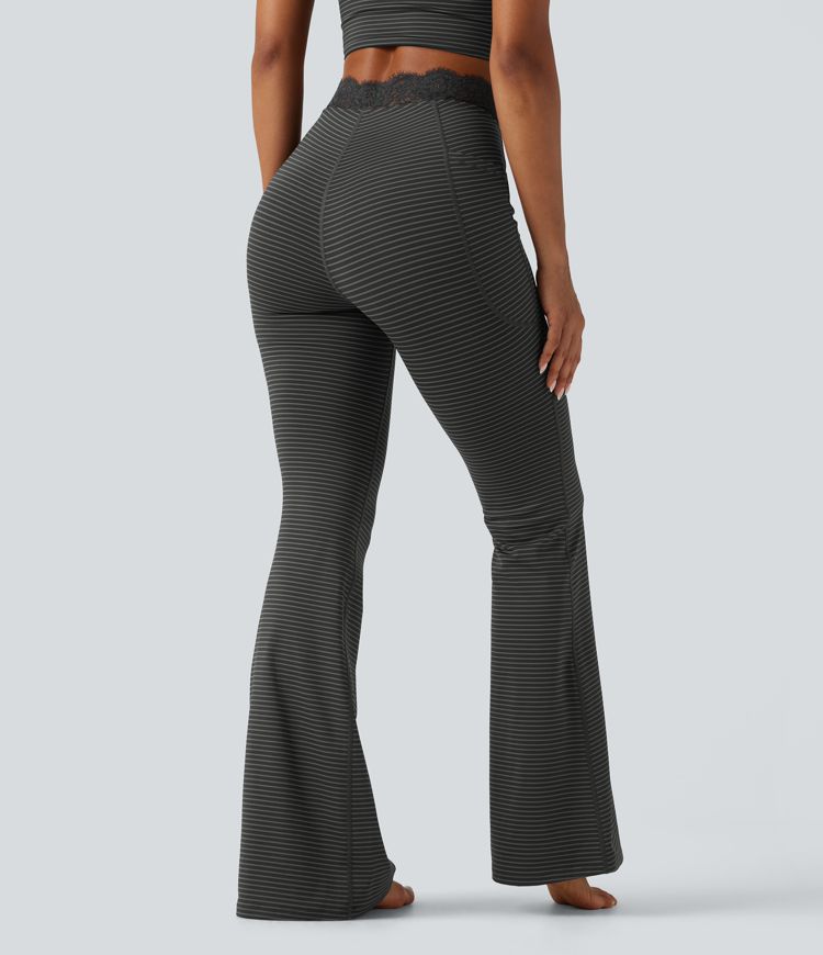 Flare-Yoga-Leggings mit hohem V-förmigem Bund, Seitentaschen, Kontrastspitze und Streifen