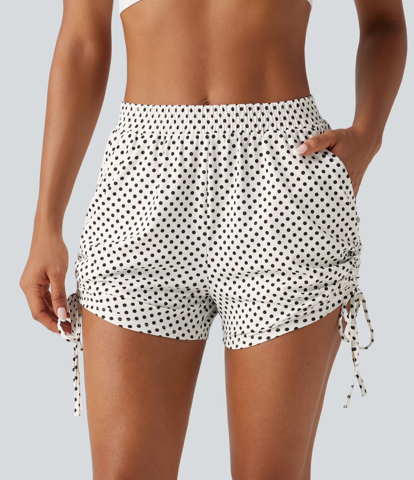 Short à pois 8 cm taille mi-haute avec bas froncé, laçage et poches Short à pois 8 cm taille mi-haute avec bas froncé, laçage et poches